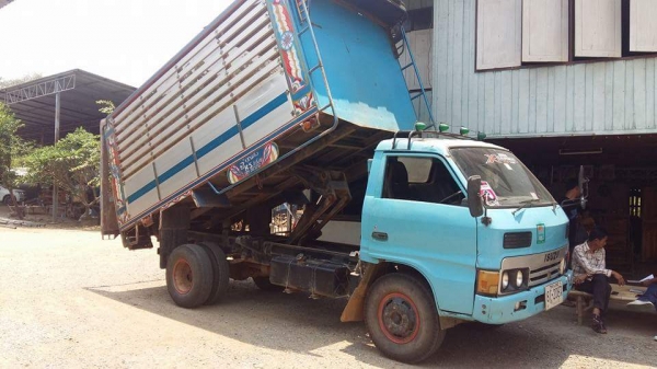 6ล้อดั้มเกษตร KS เครื่อง 4 BD1  ดั้มปิเนียม เครืองดีคัชซีสวย ทะเบียนภาษีไม่ขาดรถพร้อมไช้เอกสารพร้อมโอน