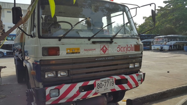 รถบรรทุกน้ำมัน 10 ล้อ ISUZU