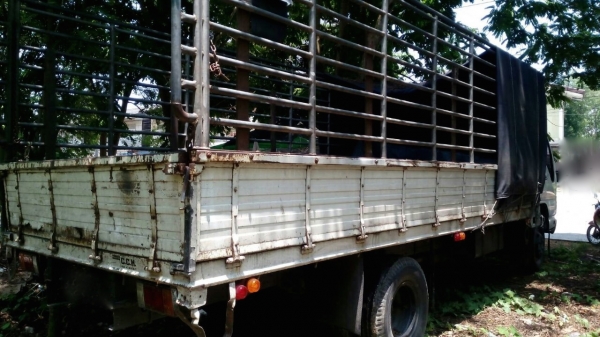 รถอีซูซุ 6 ล้อดั้ม NQR 175 แรงม้า. ปี 49.   สนใจติดต่อ  081 - 6079515