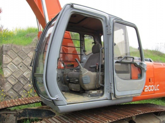 สนใจสั่งนำเข้าไหมครับ EX200LC-5#14H-03159 1996YR บูม18m ธีรเทพ 0627091748