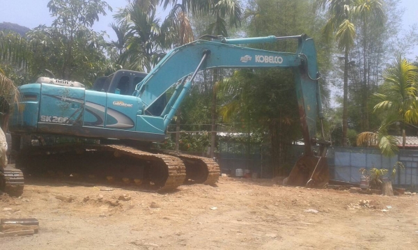 รถแบคโฮ KOBELCO  SK200 / YN - 11  ( รถทำงาน 1x,5xx ชม. )       สนใจติดต่อ  081 - 6079515