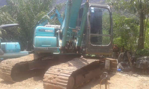 รถแบคโฮ KOBELCO  SK200 / YN - 11  ( รถทำงาน 1x,5xx ชม. )       สนใจติดต่อ  081 - 6079515