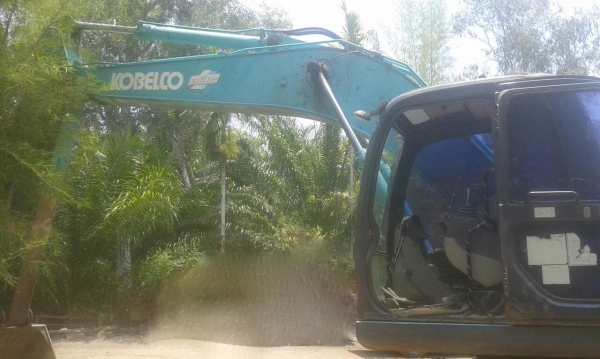 รถแบคโฮ KOBELCO  SK200 / YN - 11  ( รถทำงาน 1x,5xx ชม. )       สนใจติดต่อ  081 - 6079515