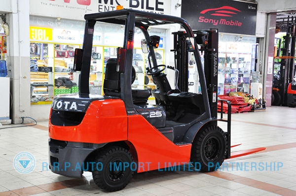 ขายรถโฟล์คลิฟท์มือสอง TOYOTAรุ่น 8FD25-35315 ราคา 485,000 บาท นำเข้าจากประเทศญี่ปุ่น 100\% ไม่เคยใช้งานในไทย