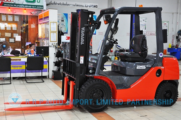 ขายรถโฟล์คลิฟท์มือสอง TOYOTAรุ่น 8FD25-35315 ราคา 485,000 บาท นำเข้าจากประเทศญี่ปุ่น 100\% ไม่เคยใช้งานในไทย