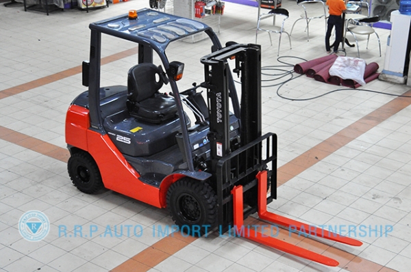 ขายรถโฟล์คลิฟท์มือสอง TOYOTAรุ่น 8FD25-35315 ราคา 485,000 บาท นำเข้าจากประเทศญี่ปุ่น 100\% ไม่เคยใช้งานในไทย