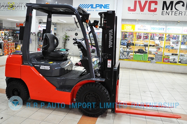 ขายรถโฟล์คลิฟท์มือสอง TOYOTAรุ่น 8FD25-35315 ราคา 485,000 บาท นำเข้าจากประเทศญี่ปุ่น 100\% ไม่เคยใช้งานในไทย