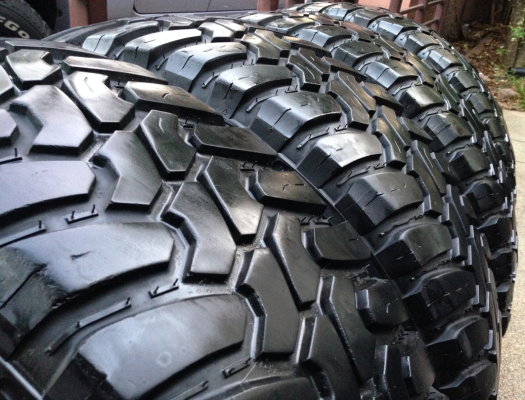 ยาง Mud Deestone 285 75 16 สิ้นปี11 ดอกเยอะ พร้อมใช้งาน ราคาไม่แพง