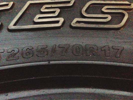 ยาง Mud Deestone 265 70 17 กลางปี11 ดอกเยอะ พร้อมใช้งาน ราคาไม่แพง