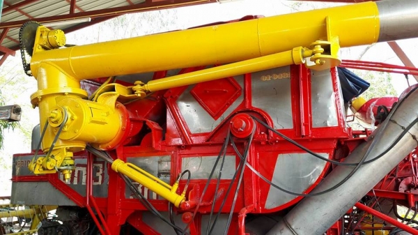 ขายรถเกี่ยวข้าวศักดิ์พัฒนา เครื่องhino jo8c 250เทอร์โบว์ ช่วงล่างดี ระบบอุ้มปรับระดับ พร้อมลงงาน ขายรถเกี่ยวข้าวศักดิ์พัฒนา เครื่องhino jo8c 250เทอร์โบว์ ช่วงล่างดี ระบบอุ้มปรับระดับ พร้อมลงงาน