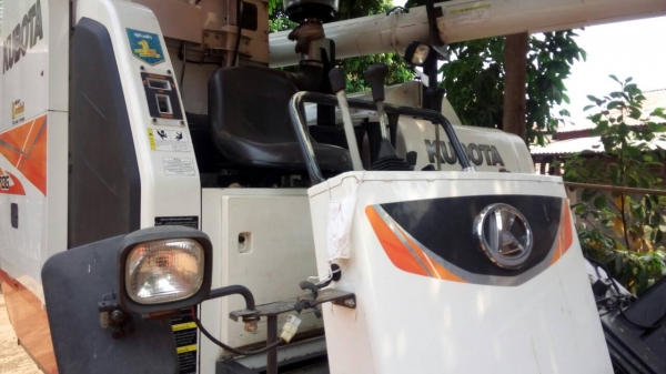 รถเกี่ยวข้าวรถอุ้มDc70 G ปี56 สภาพดี พร้อมใ้ช้งาน รถเกี่ยวข้าวรถอุ้มDc70 G ปี56 สภาพดี พร้อมใ้ช้งาน