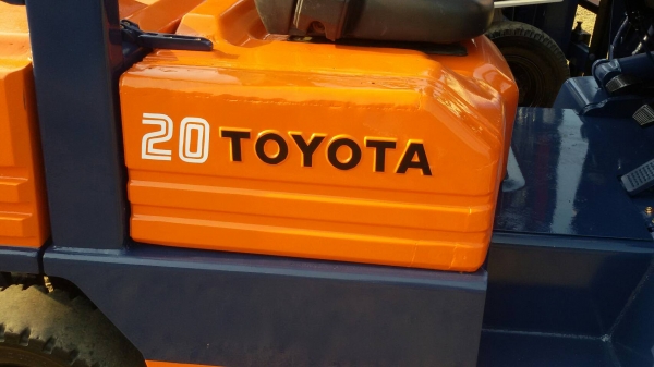 ขายรถยก TOYOTA 5FG20 เครื่องเบนซิน 5k เสาสูง 3 เมตร ยกได้ 2 ตัน เกียร์ธรรมดา สนใจติดต่อ 089-7949488