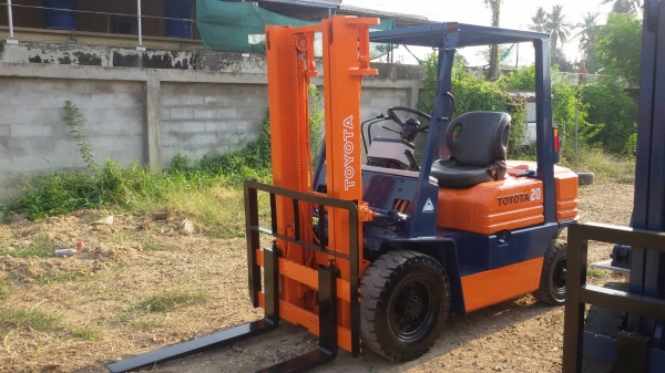 ขายรถยก TOYOTA 5FG20 เครื่องเบนซิน 5k เสาสูง 3 เมตร ยกได้ 2 ตัน เกียร์ธรรมดา สนใจติดต่อ 089-7949488