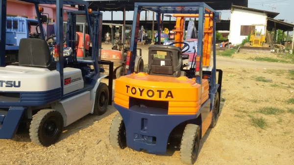 ขายรถยก TOYOTA 5FG20 เครื่องเบนซิน 5k เสาสูง 3 เมตร ยกได้ 2 ตัน เกียร์ธรรมดา สนใจติดต่อ 089-7949488