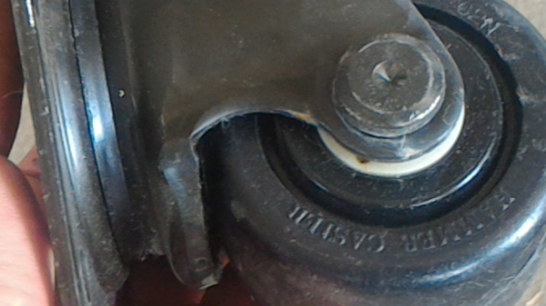 ล้อแบบหน้าแปลนอย่างดียี่ห้อ HAMMER CASTER แบบมีแบริ่งด้านใน พลาสติกฉีดอัดแรงสูง ส่วนที่เป็นโครงสร้างเหล็กหนาแรงแรง รับน้ำหนักได้มากและไม่ยุบตัว