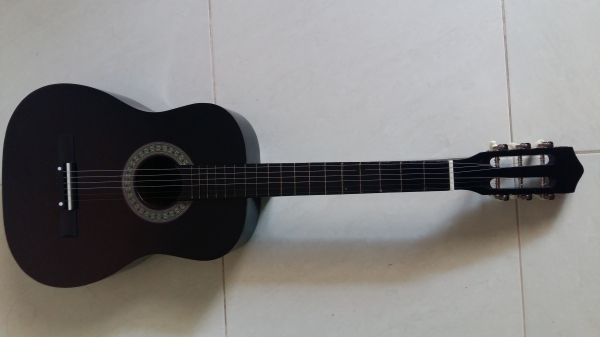 กีต้าร์อะคูสติคขนาด 39 นิ้ว : สีดำ