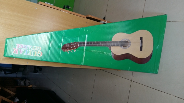 กีต้าร์อะคูสติคขนาด 39 นิ้ว : สีดำ