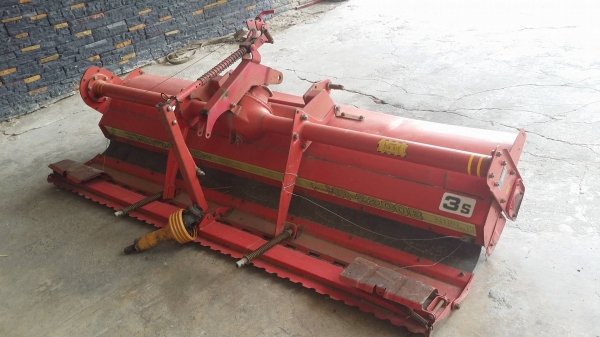 นำเข้าจากญี่ปุ่น โรตารี่รถไถนั่งขับ  HR-2200B (1) สีแดง เก่าญี่ปุ่น ขนาดกว้าง 235 cm. สภาพดีพร้อมใช้งาน  ไม่เคยใช้งานในไทย