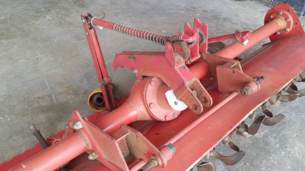 นำเข้าจากญี่ปุ่น โรตารี่รถไถนั่งขับ  HR-2200B (1) สีแดง เก่าญี่ปุ่น ขนาดกว้าง 235 cm. สภาพดีพร้อมใช้งาน  ไม่เคยใช้งานในไทย