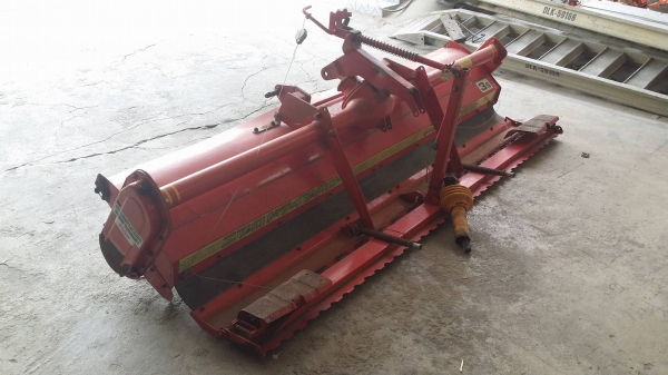 นำเข้าจากญี่ปุ่น โรตารี่รถไถนั่งขับ  HR-2200B (1) สีแดง เก่าญี่ปุ่น ขนาดกว้าง 235 cm. สภาพดีพร้อมใช้งาน  ไม่เคยใช้งานในไทย