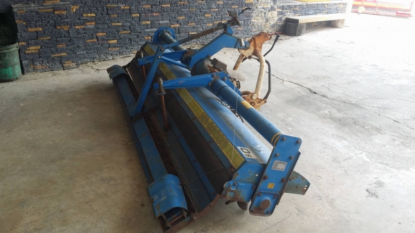 โรตารี่รถไถนั่งขับ  HR-2600B  เก่าญี่ปุ่น ขนาดกว้าง 277 cm. สภาพดีพร้อมใช้งาน  ไม่เคยใช้งานในไทย