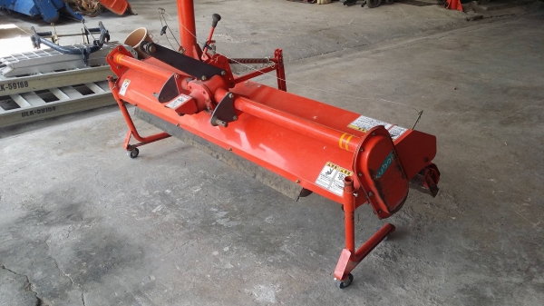 โรตารี่รถไถนั่งขับ  KUBOTA HCK1805B  เก่าญี่ปุ่น ขนาดกว้าง 190cm. สภาพดีพร้อมใช้งาน มีล้อลากช่วยให้การเคลื่อนย้ายสะดวก  ไม่เคยใช้งานในไทย