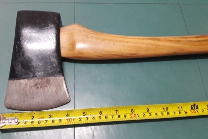 ขายขวานตราเพชร3ปอนงานเก่า40ปี ด้ามไม้นนทองเหลามือสวยๆใหญ่