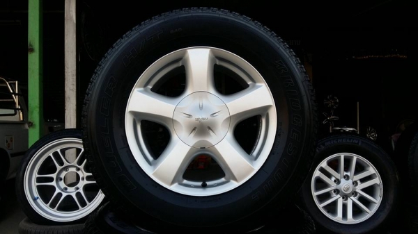 ขายล้อแม็ก dmax 17" พร้อมยางปี15  สนใจติดต่อ ตาเล็ก ล้อและยาง ครับ 081-3747940