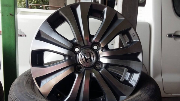 ขายล้อแม็ก honda freed mc 15" สนใจติดต่อ ตาเล็ก ล้อและยางครับ 081-3747940