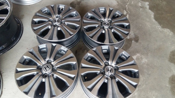 ขายล้อแม็ก honda freed mc 15" สนใจติดต่อ ตาเล็ก ล้อและยางครับ 081-3747940