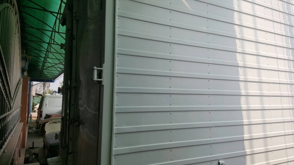 ขาย 6 ล้อ บรรทุกตู้แห้ง 3 บาน ยาว 4.30 เมตร ISUZU KS เครื่อง 4BD1 110 แรงม้า คัสซีสวยตลอดเส้น มีแอร์ครบ ทะเบียนพร้อมโอน