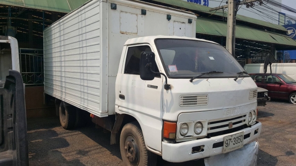 ขาย 6 ล้อ บรรทุกตู้แห้ง 3 บาน ยาว 4.30 เมตร ISUZU KS เครื่อง 4BD1 110 แรงม้า คัสซีสวยตลอดเส้น มีแอร์ครบ ทะเบียนพร้อมโอน