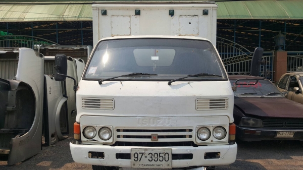 ขาย 6 ล้อ บรรทุกตู้แห้ง 3 บาน ยาว 4.30 เมตร ISUZU KS เครื่อง 4BD1 110 แรงม้า คัสซีสวยตลอดเส้น มีแอร์ครบ ทะเบียนพร้อมโอน