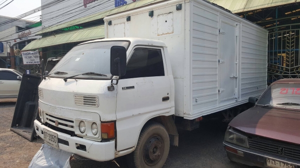 ขาย 6 ล้อ บรรทุกตู้แห้ง 3 บาน ยาว 4.30 เมตร ISUZU KS เครื่อง 4BD1 110 แรงม้า คัสซีสวยตลอดเส้น มีแอร์ครบ ทะเบียนพร้อมโอน