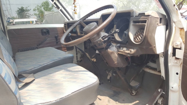 ขาย 6 ล้อ บรรทุกตู้แห้ง 3 บาน ยาว 4.30 เมตร ISUZU KS เครื่อง 4BD1 110 แรงม้า คัสซีสวยตลอดเส้น มีแอร์ครบ ทะเบียนพร้อมโอน