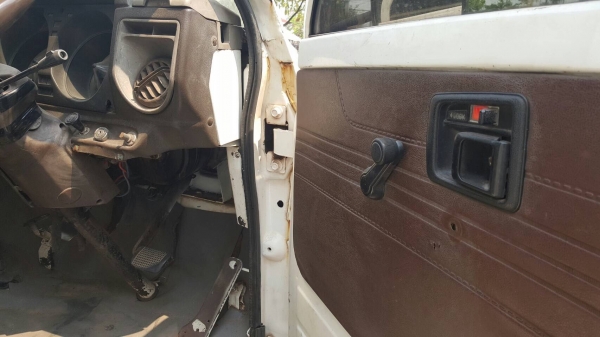 ขาย 6 ล้อ บรรทุกตู้แห้ง 3 บาน ยาว 4.30 เมตร ISUZU KS เครื่อง 4BD1 110 แรงม้า คัสซีสวยตลอดเส้น มีแอร์ครบ ทะเบียนพร้อมโอน