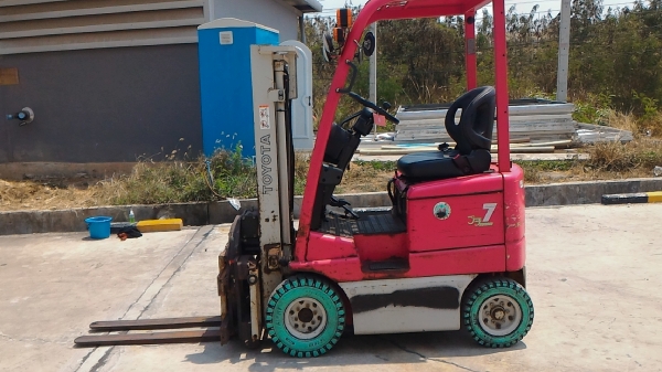 ขายโฟล์กลิฟท์ไฟฟ้านั่งขับ TOYOTA 3FBL7 เก่านอก