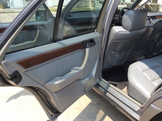 ขายรถเบนส์ W124 รุ่น 300E ปี93 เครื่องเดิมๆออโต้ ไม่เคยติดแก๊ส ตัวท็อป ไฟฟ้าทั้งคัน เบาะหนังแท้ปรับไฟฟ้า พวงมาลัยปรับไฟฟ้า ภายในสวยเดิมๆลายไม้ วิทยุCD ตัวถังเดิมๆไม่มีชน แม็กใหม่ brabas b6 ขอบ 17" ยางใหม่ รถเดิมๆครับ ขับดีมากๆพร้อมใช้ครับ