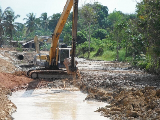 ขายรถแบคโฮ KOMATSU PC200-5LC ใส่เครื่อง 6BG1 T ราคา 850000 ขายรถแบคโฮ KOMATSU PC200-5LC ใส่เครื่อง 6BG1 T ราคา 850000