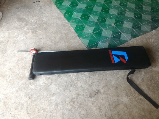 แท่นกระดานสำหรับ ซิทอัพ จากญี่ปุ่น บุฟองน้ำหุ้มอย่างดี มาแค่นี้ (ไม่ครบ )ขาดแท่นฐาน