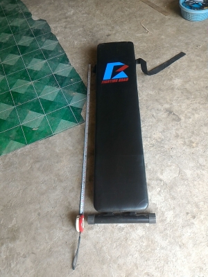 แท่นกระดานสำหรับ ซิทอัพ จากญี่ปุ่น บุฟองน้ำหุ้มอย่างดี มาแค่นี้ (ไม่ครบ )ขาดแท่นฐาน