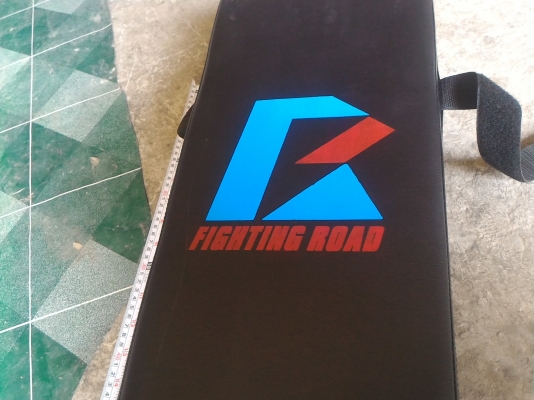 แท่นกระดานสำหรับ ซิทอัพ จากญี่ปุ่น บุฟองน้ำหุ้มอย่างดี มาแค่นี้ (ไม่ครบ )ขาดแท่นฐาน