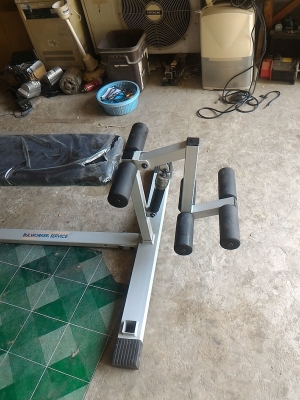 ชุดเครื่องออกกำลังกาย 4 สถานี มี ซิทอัพ, เดินปรับแรงต้านได้ , นอนดึงขา , และยกต้านแรงแขนเหมือนยกน้ำหนัก