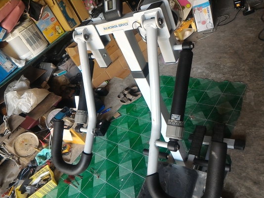 ชุดเครื่องออกกำลังกาย 4 สถานี มี ซิทอัพ, เดินปรับแรงต้านได้ , นอนดึงขา , และยกต้านแรงแขนเหมือนยกน้ำหนัก