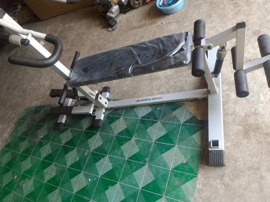 ชุดเครื่องออกกำลังกาย 4 สถานี มี ซิทอัพ, เดินปรับแรงต้านได้ , นอนดึงขา , และยกต้านแรงแขนเหมือนยกน้ำหนัก