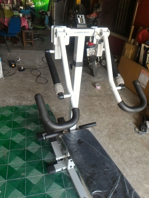 ชุดเครื่องออกกำลังกาย 4 สถานี มี ซิทอัพ, เดินปรับแรงต้านได้ , นอนดึงขา , และยกต้านแรงแขนเหมือนยกน้ำหนัก