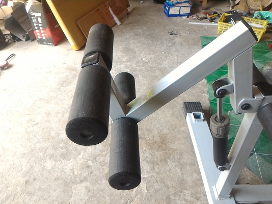 ชุดเครื่องออกกำลังกาย 4 สถานี มี ซิทอัพ, เดินปรับแรงต้านได้ , นอนดึงขา , และยกต้านแรงแขนเหมือนยกน้ำหนัก