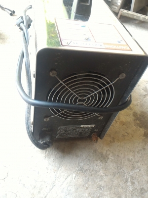 เครื่องเชื่อมไฟฟ้า  DC อินเวอร์ขนาดพกพา ยี่ห้อ ROWE ปรับกรแสได้ 200 A.  จ่ายไฟฟ้าเชื่อมเป็นแบบ DC เชื่อมง่าย