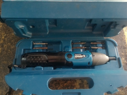 ชุดไขควงไร้สาย Makita ของแท้ ขนาด 4.8 V.   มีดอกเครื่องมือต่างๆให้ครบชุด ชาร์ทและตัวไขควง