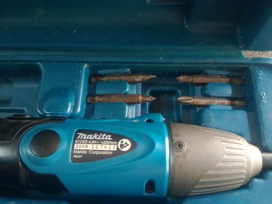 ชุดไขควงไร้สาย Makita ของแท้ ขนาด 4.8 V.   มีดอกเครื่องมือต่างๆให้ครบชุด ชาร์ทและตัวไขควง
